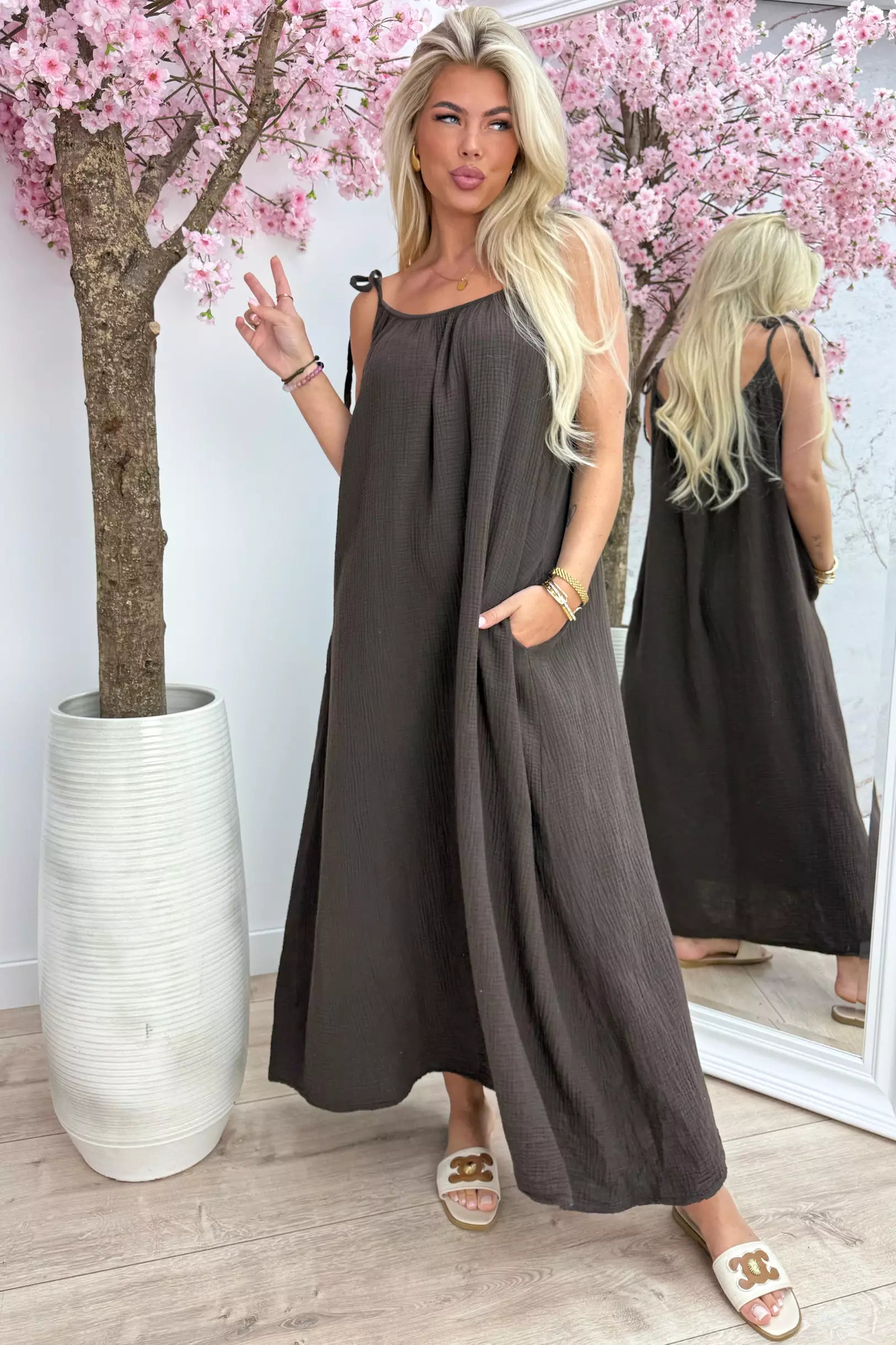 Enveloppé dans une robe en coton - marron