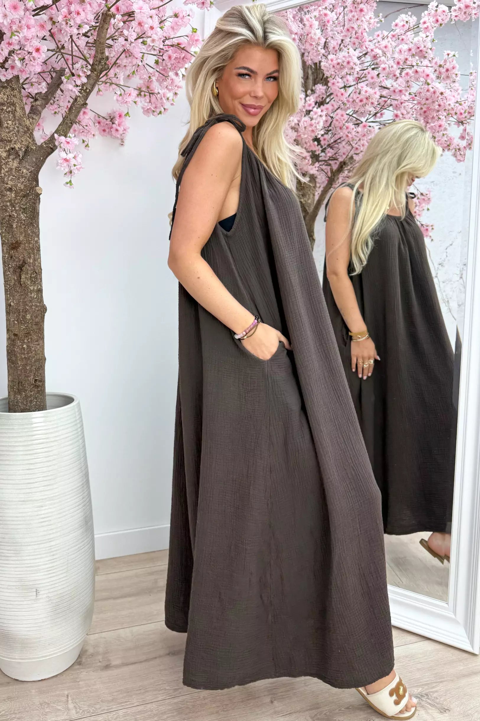 Enveloppé dans une robe en coton - marron