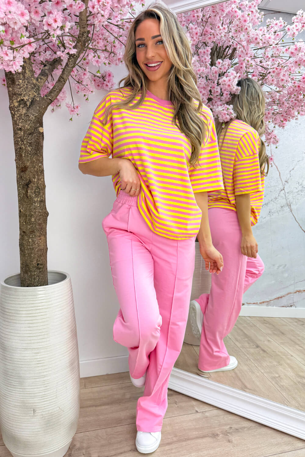 Stripes are hot T-shirt - Geel
