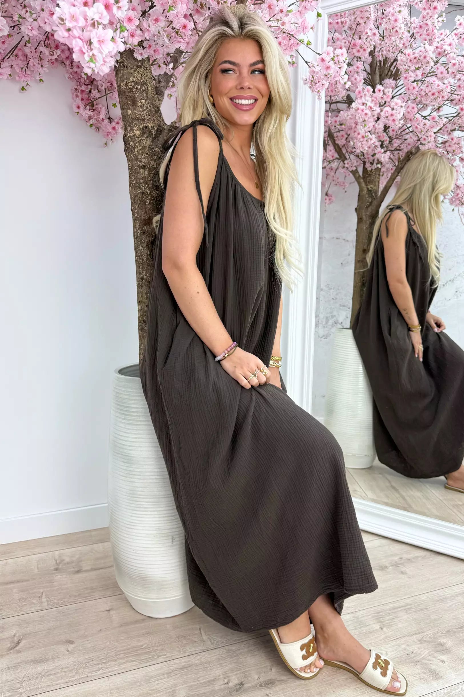 Enveloppé dans une robe en coton - marron
