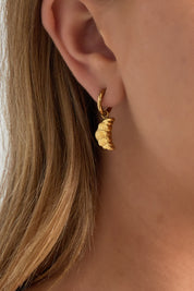 Mini croissant earring - gold