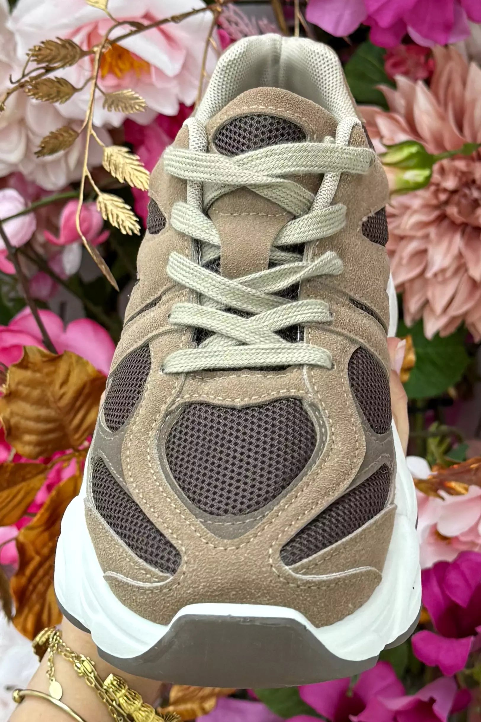 Attention à votre sneaker de pas - Brown