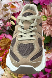 Attention à votre sneaker de pas - Brown