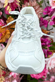 So inspirierte Turnschuhe - weiß