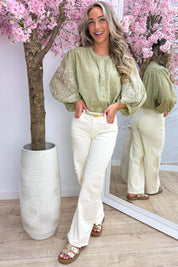 Baumwollbluse mit genähten Blumen – Olivgrün