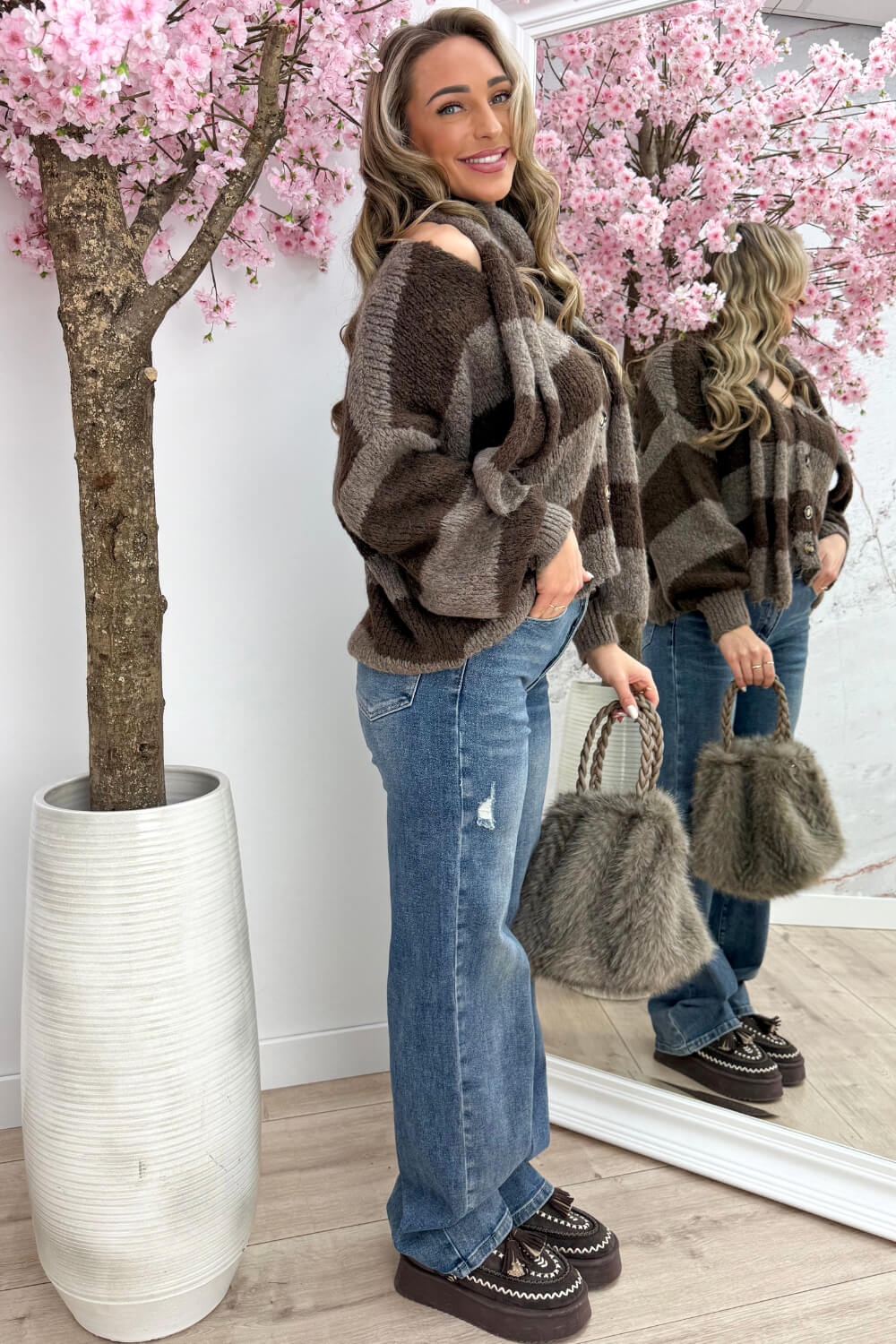 Wrapped in striped vest (incl. sjaal) - Bruin