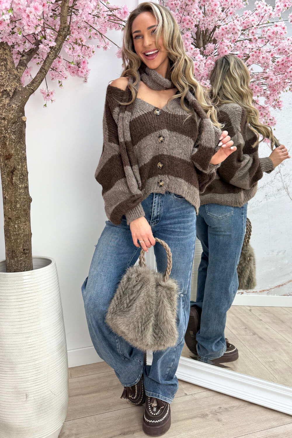 Wrapped in striped vest (incl. sjaal) - Bruin