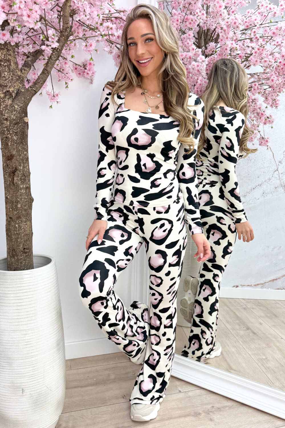 Big leopard travel flair pants - Roze