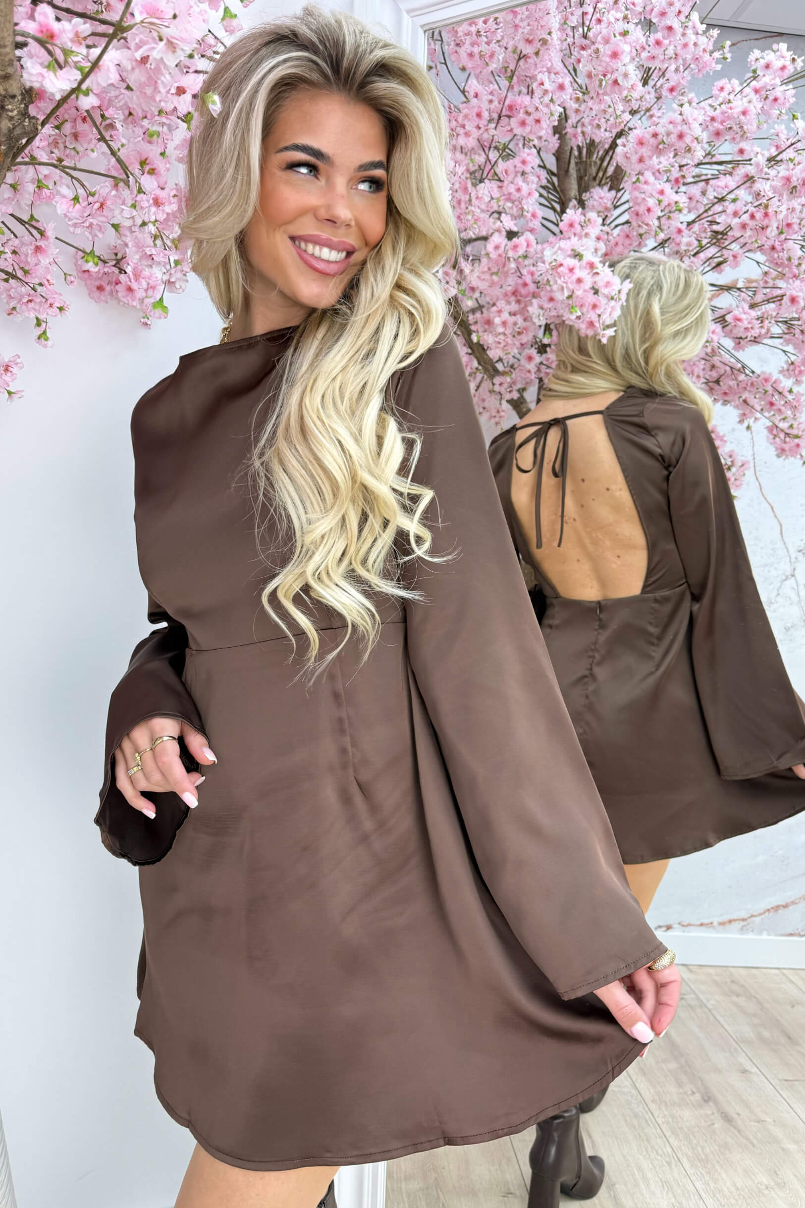 Flairy open back dress - Bruin