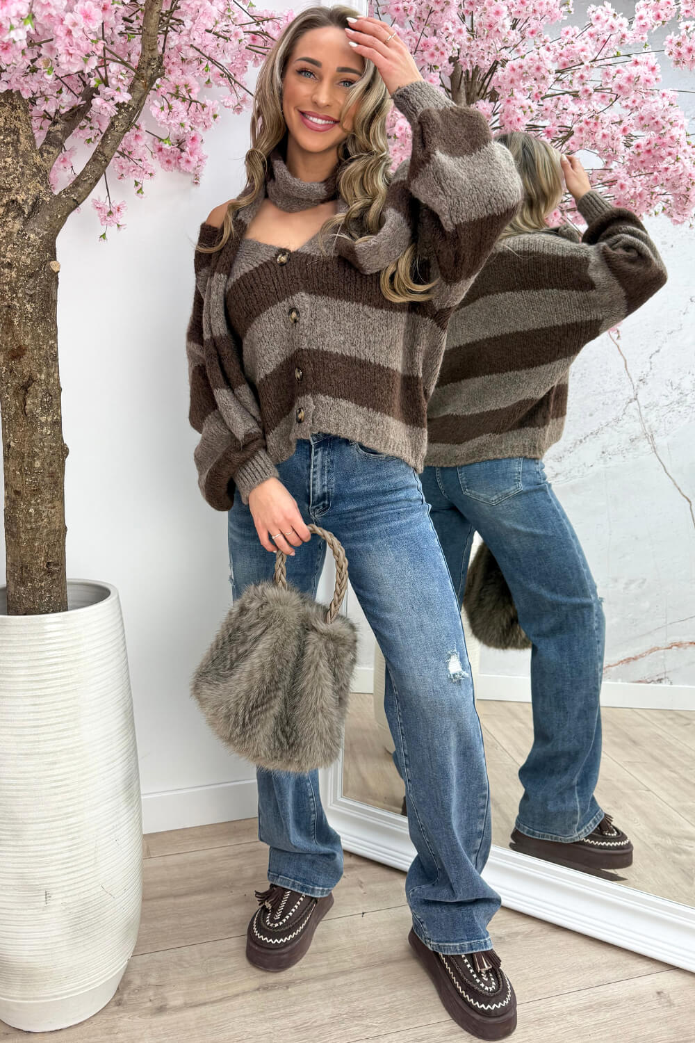 Wrapped in striped vest (incl. sjaal) - Bruin