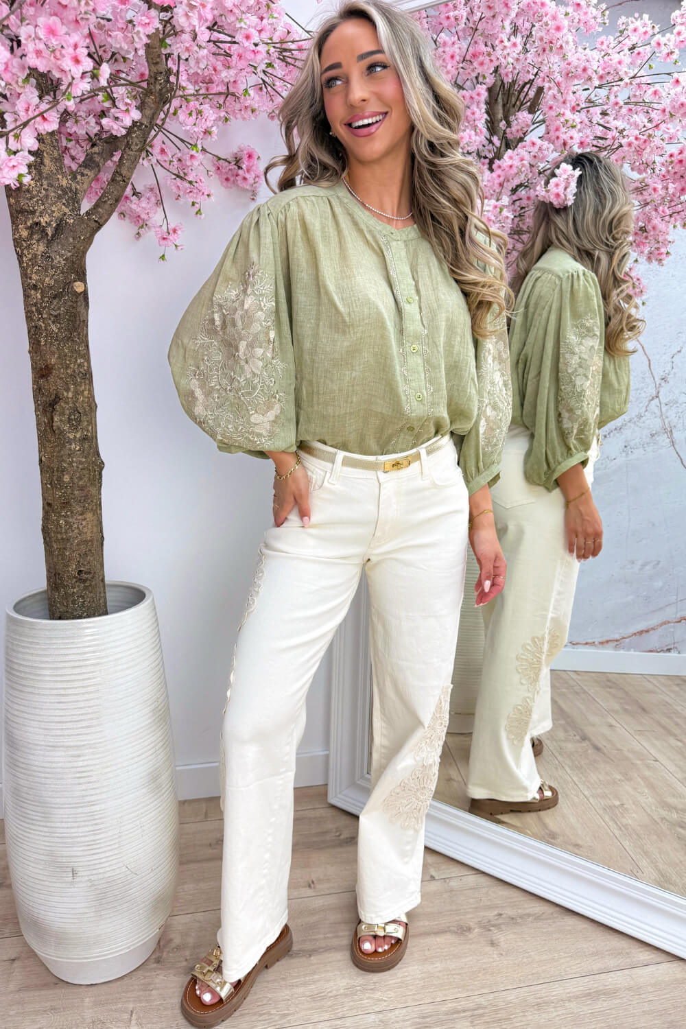 Baumwollbluse mit genähten Blumen – Olivgrün