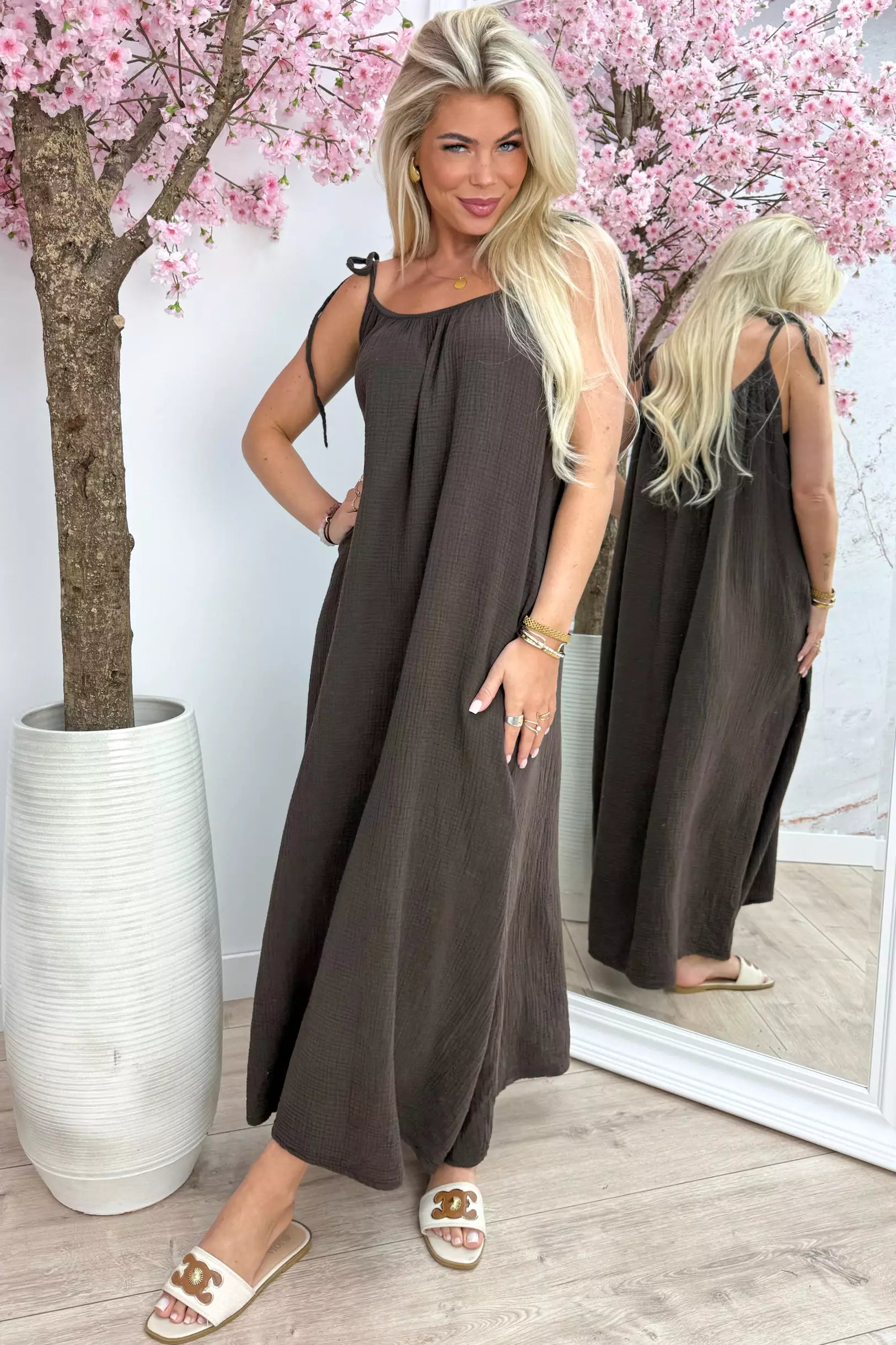 Enveloppé dans une robe en coton - marron
