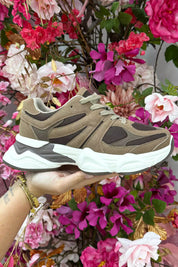 Attention à votre sneaker de pas - Brown