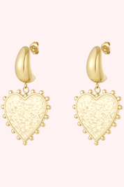Les coeurs aimants laissent tomber la boucle d'oreille - l'or