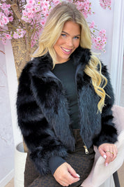 Wrapped in fluffy jacket - Zwart