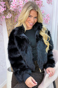 Wrapped in fluffy jacket - Zwart